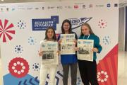 Алиса Габдрафикова (слева) рассказала жюри о старейшей окружной газете / Фото участников фестиваля