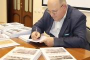 Юрий Викторович Канев подписывает свои новые книги / Фото предоставлено автором