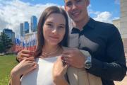 «Без сомнений», – написала в своём телеграм-канале олимпийская чемпионка Наталья Непряева, опубликовав совместное фото с Александром Терентьевым. Кольцо на безымянном пальце красноречивее любых слов / Фото из телеграм-канала Натальи Непряевой