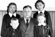 Авенир Торков с детьми Петей и Олей и ученицами школы / Фото из семейного архива Ольги Келаревой