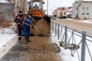 По прогнозу синоптиков, оттепель продлится до пятницы.  «Чистый город» продолжает посыпать дороги и тротуары в  круглосуточном режиме / Фото Пресс-службы Администрации города 