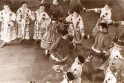 Выступление ненецкого ансамбля в Нарьян-Маре, в центре слева солист Прокопий Явтысый, 1962 г. / Фото НКМ