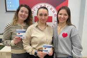 Сотрудники Центра развития донорства костного мозга Татьяна Пономарёва и Любовь Белозёрова с новым участником регистра Марией Кривошлыковой (в центре) / Фото автора