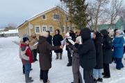 Участники экскурсии у дома Павла Васильевича Безумова / Фото Великовисочного ЦДК