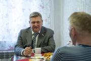 Александр Лутовинов беседует с родителями участника СВО / Фото Алексея Орлова