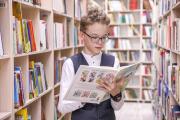Даниил Ярков любит читать разные книги, но с особым интересом изучает энциклопедии / Фото Екатерины Эстер