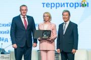 Официальная церемония передачи председательства из Югры в НАО / Фото Организационного комитета Всероссийского молодёжного экологического форума-фестиваля «Арктика. Лёд тронулся»
