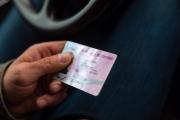 Срок действия водительского удостоверения — 10 лет. По истечении этого времени документ необходимо заменить. Сделать это можно и позже, за это нет штрафов. Главное — не управлять автомобилем с просроченными правами / Фото Александры Берг