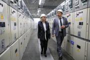 Директор предприятия Евгений Сенокосов рассказывает врио губернатора Ирине Гехт о работе электростанции / Фото Екатерины Эстер