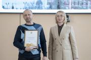 Губернатор НАО Ирина Гехт вручает благодарственное письмо монтажнику КБ и БО Петру Веселову / Фото Алексея Орлова