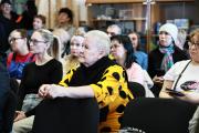 Учитель амдерминской школы Галина Алексеевна Порывкина обеспокоена состоянием многоквартирных домов / Фото Елены Нядэй