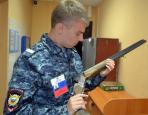   Помощник оперативного дежурного дежурной части УМВД  старший сержант полиции Сергей Чупров за осмотром  сданного охотничьего ружья