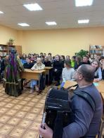 Молодёжь на встрече с Зоей Фёдоровной Чупровой / Фото ЭКЦ НАО