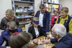 Во время игры противники держались за руки / Фото Екатерины Эстер