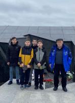 Юные воспитанники СШОР «Труд» у мемориала «Хатынь» / Фото предоставлено З. Абдукаримовым