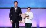 Награду Марине Канюковой вручил министр РФ по развитию Дальнего Востока и Арктики Алексей Чекунков / Фото пресс-службы Совета Федерации