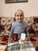 Парасковья Титовна Екимова получила заслуженную награду / Фото Пустозерского сельсовета