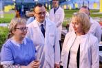 Временно исполняющая обязанности губернатора НАО Ирина Гехт осмотрела тепличные павильоны / Фото Екатерины Эстер
