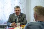 Александр Лутовинов беседует с родителями участника СВО / Фото Алексея Орлова