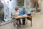 От музея акт о принятии реликвий подписывает главный хранитель фондов – Светлана Попова / Фото Анны Стукалюк