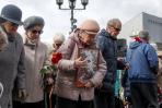 К обелиску Победы пришли десятки горожан / Фото Екатерины Эстер