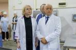 Ирина Гехт и Казимир Кабалоев обсудили завершение комплексной модернизации предприятия. Для этого осталось обновить консервный цех. В таком случае, по словам врио губернатора НАО, мясокомбинат сможет стабильно работать без существенных денежных вливаний 30-35 лет / Фото Александры Берг