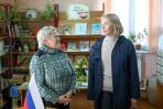 Что читают жители Андега? Об этом врио губернатора рассказала библиотекарь Нелля Викторовна Пескишева / Фото Екатерины Эстер