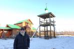 Отец Пётр не нарадуется новой колоколенке / Фото автора