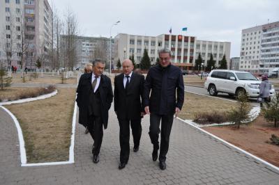 Мэр Усинска Александр Тян (слева), губернатор НАО Игорь Фёдоров и глава Республики Коми Вячеслав Гайзер