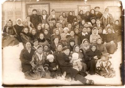 Совещание женщин, 1936 год. Яков Хатанзейский – в центре,   в первом ряду