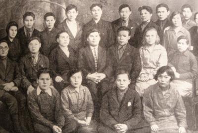 И.П. Выучейский со студентами ИНСА из Нарьян-Мара и Салехарда. Май 1936 года.  Стеша первая справа во втором ряду