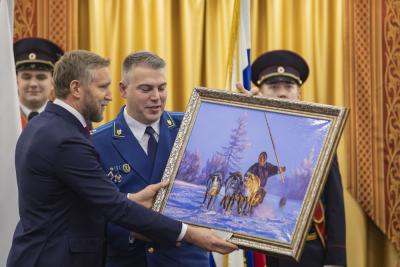 Губернатор НАО вручил юбилярам картину / Фото Игоря Ибраева