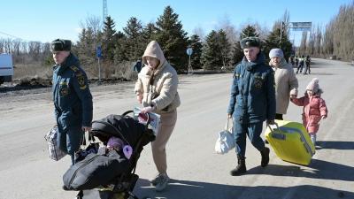 Из-за регулярных обстрелов жители Донецка, Луганска и ближайших населённых пунктов вынуждены покидать дома и бежать в Россию / Фото РИА Новости