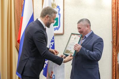 Губернатор НАО Юрий Бездудный вручает награду ветерану оленеводства Ненецкой агропромышленной компании Митрофану Семяшкину / Фото Екатерины Эстер