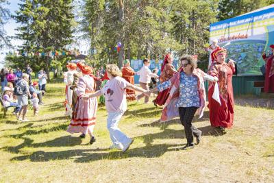 Юбилейный хоровод объединил жителей многих деревень / Фото Игоря Ибраева