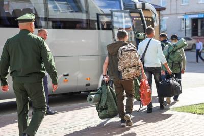 Военнослужащие, проходящие службу по контракту, и их семьи могут рассчитывать на меры  государственной поддержки / фото Екатерины Эстер