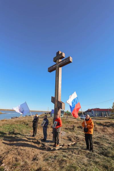 8-метровый крест изготовлен из лиственницы / Фото Алёны Шустровой