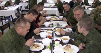 Глава Ненецкого автономного округа посетил столовую и пообщался с каждым из бойцов / Фото предоставлено пресс-службой Администрации НАО