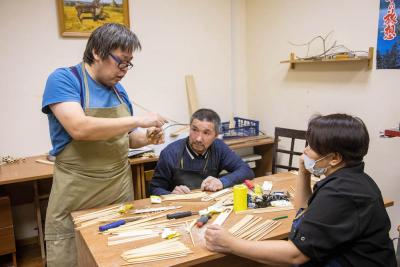 Александр Ледков показывает, как плести традиционный ненецкий пояс / Фото Александры Кустышевой