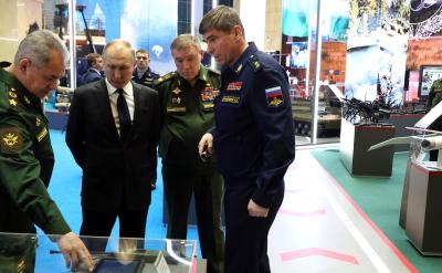 Перед началом заседания президент посмотрел выставку современных образцов техники, вооружения и боеприпасов / Фото kremlin.ru