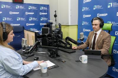 Антон Лебедев отвечает на вопросы слушателей в прямом эфире радио «Север FM» / Фото Екатерины Эстер