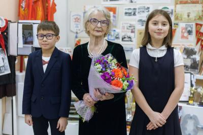 Эвелина Борисовна с учениками в музее школы / Фото Александры Берг
