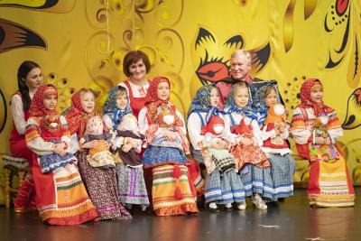 Ольга и Андрей Горбуновы на сцене вместе со своими воспитанниками / фото Игоря Ибраева