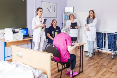Конкурсные испытания проходят будущие медсёстры / Фото Анны Пластовой