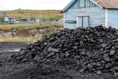 Во время северного завоза в сёла округа доставят 21 тысячу тонн каменного угля / Фото из архива «НВ»