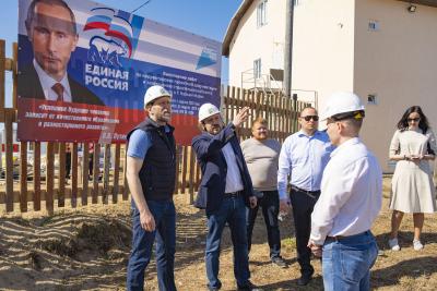 Глава региона напомнил строителям, что новый детский сад с нетерпением ждут родители и дети / Фото Игоря Ибраева
