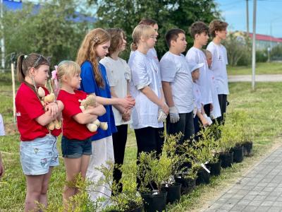 Активисты «Движения Первых» с трепетом отнеслись к памяти детей Донбасса / Фото со страницы ВК Юрия Бездудного