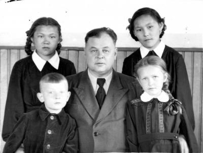 Авенир Торков с детьми Петей и Олей и ученицами школы / Фото из семейного архива Ольги Келаревой