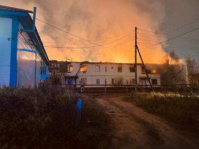 На минувшей неделе злоумышленники подожгли сразу три расселённых дома / Фото Евгения Тимофеева