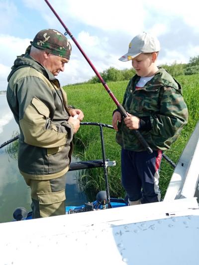 Арсений получает у дяди Саши первые уроки настоящей рыбалки на Печоре / фото из архива Марии Москалёвой
